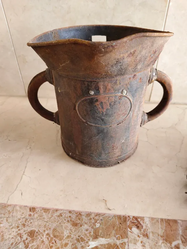 Recipiente antiguo para medir líquido