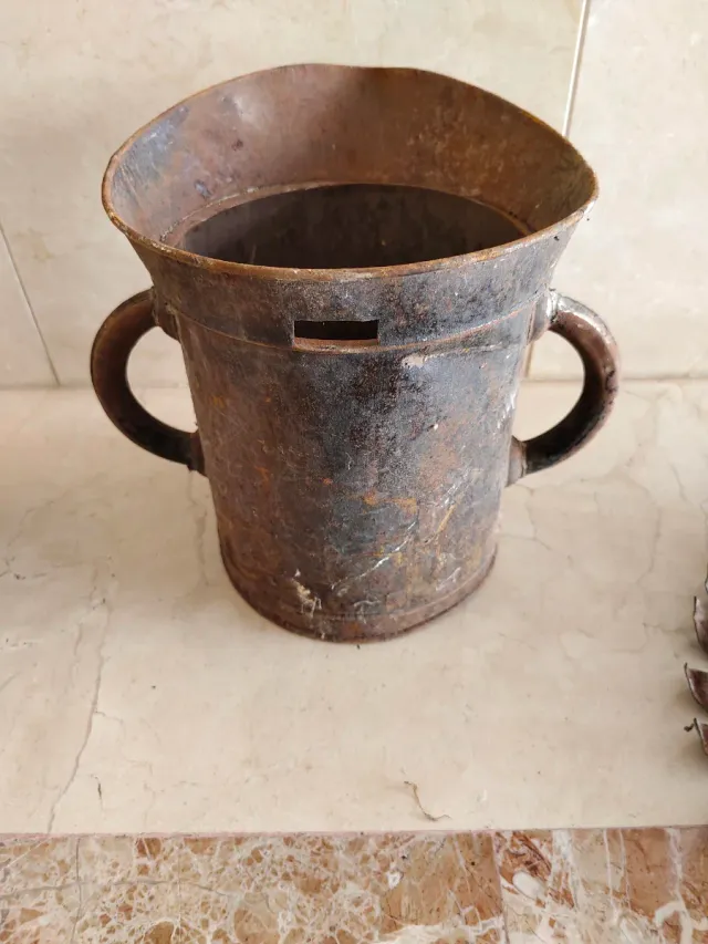 Recipiente antiguo para medir líquido