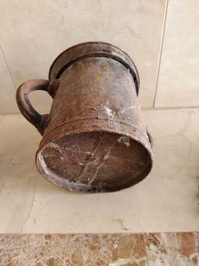 Recipiente antiguo para medir líquido