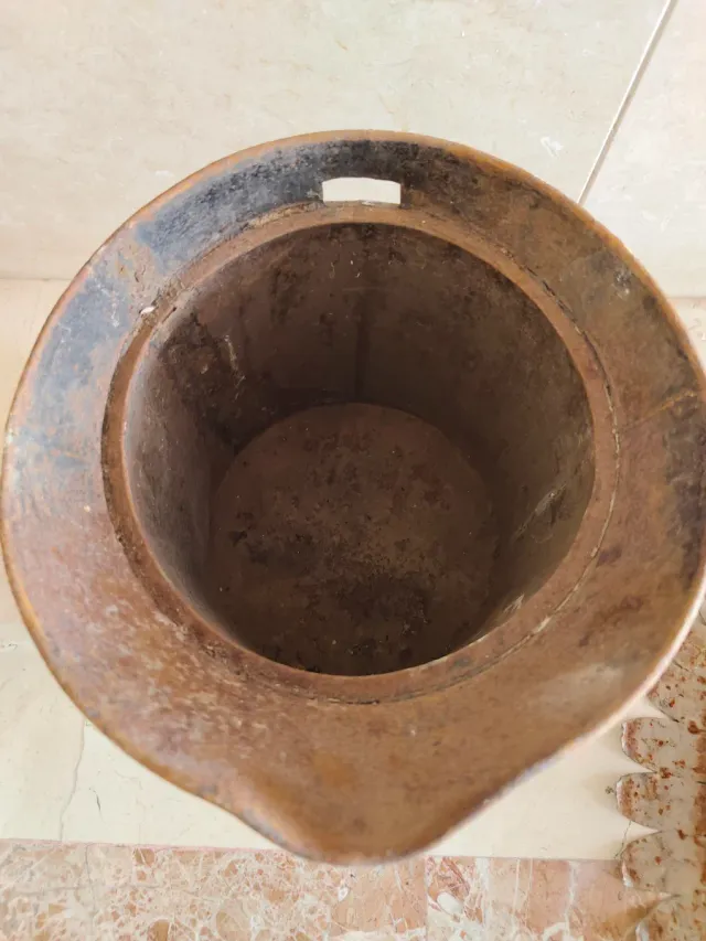 Recipiente antiguo para medir líquido