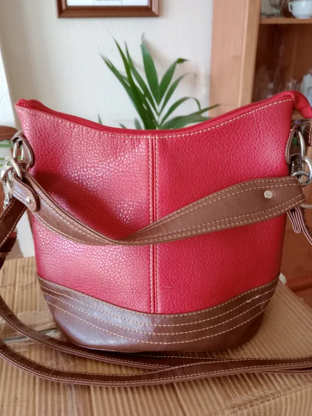 Bolso rojo y marrón