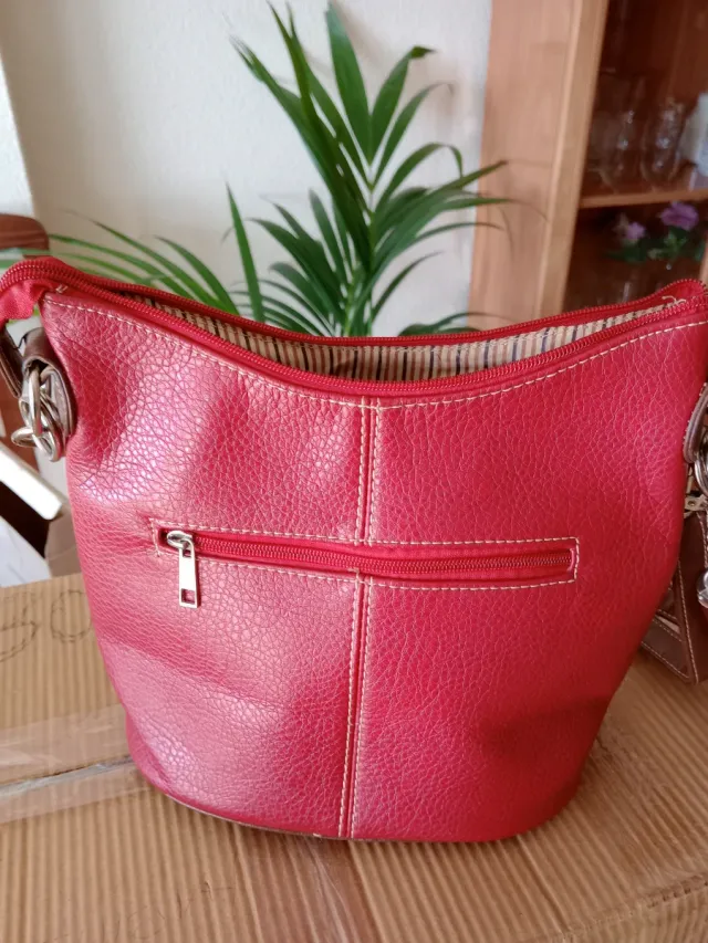 Bolso rojo y marrón