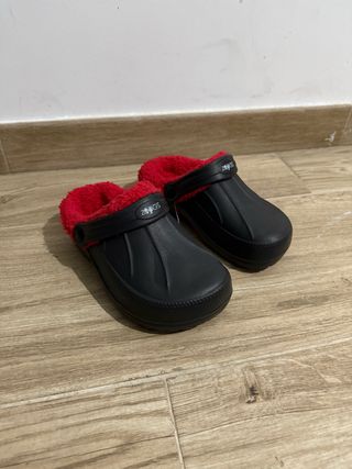 Chanclas Crocs niño talla 34 negras