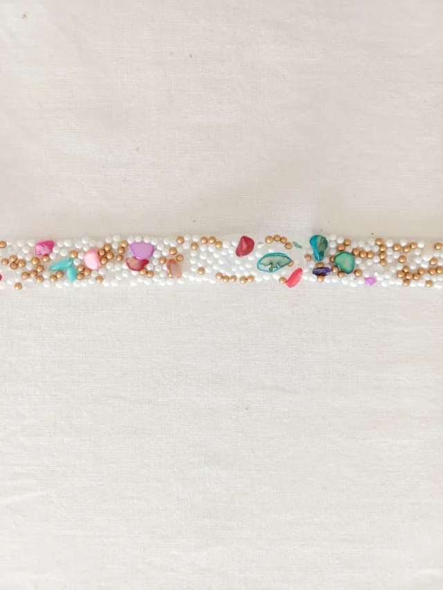 Nastro decorativo con pietre colorate
