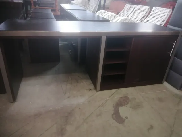 Escritorio marrón y plateado