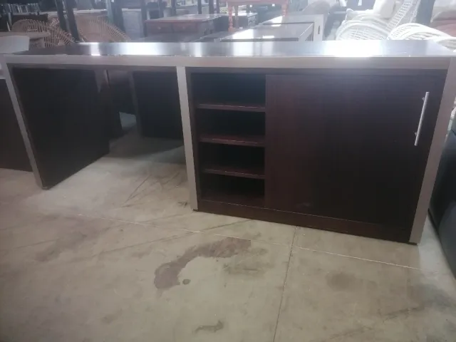 Escritorio marrón y plateado