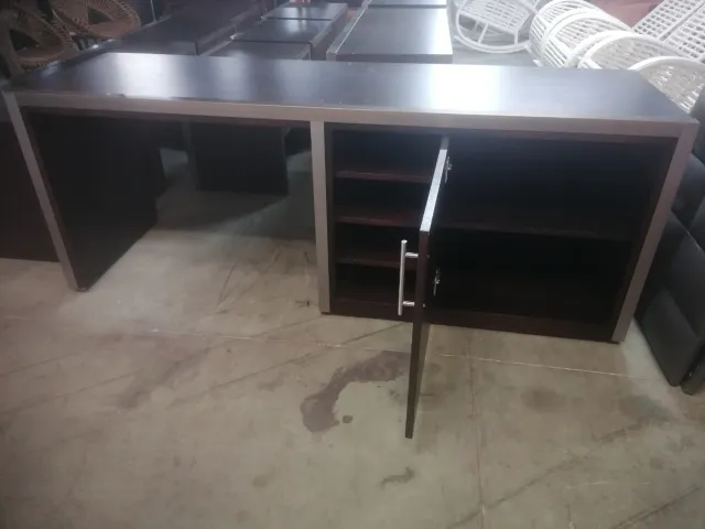 Escritorio marrón y plateado