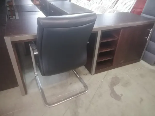 Escritorio marrón y plateado