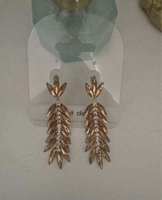 Pendientes largos dorados con pedrería