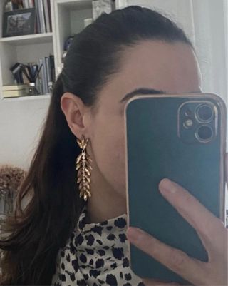 Pendientes largos dorados con pedrería