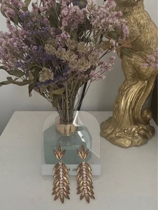 Pendientes largos dorados con pedrería