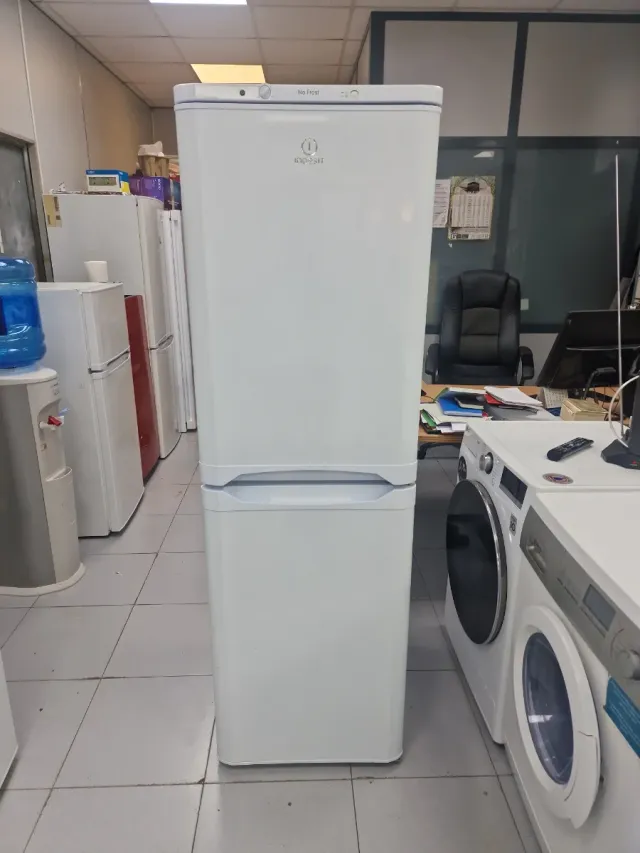Nevera Indesit estrecha 54cm