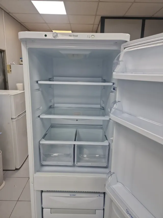 Nevera Indesit estrecha 54cm