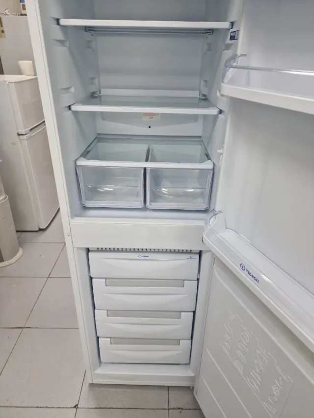Nevera Indesit estrecha 54cm