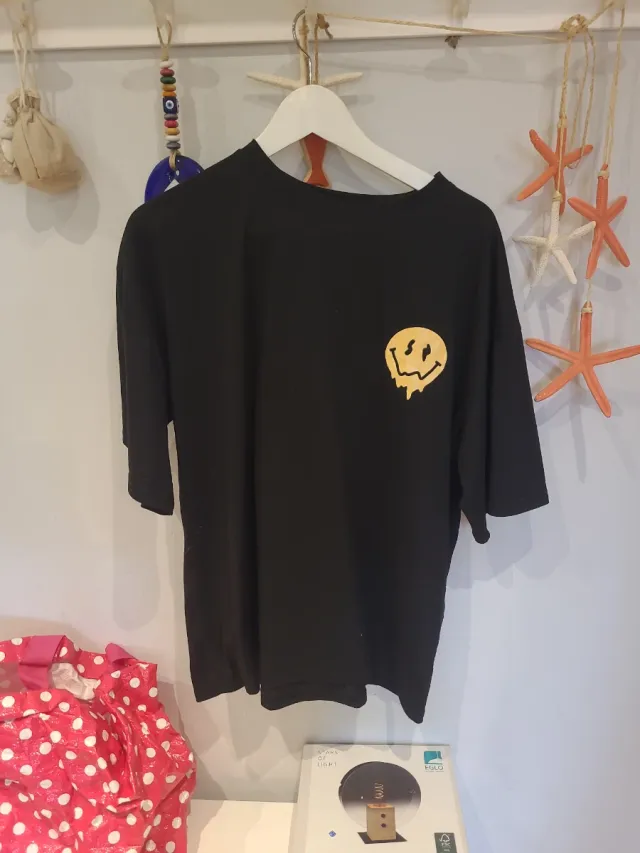 Camiseta negra con estampado de cara sonriente