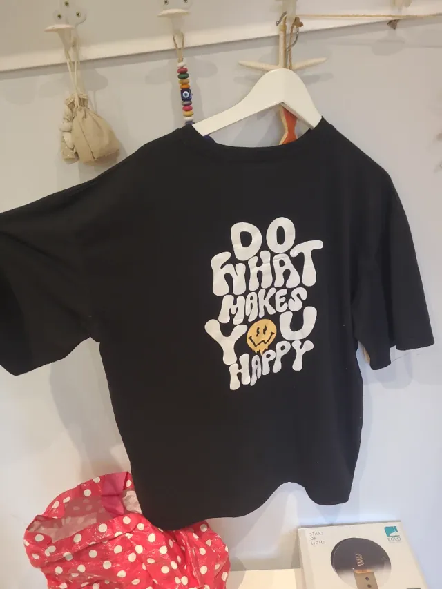 Camiseta negra con estampado de cara sonriente