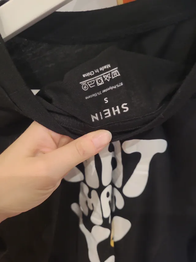 Camiseta negra con estampado de cara sonriente