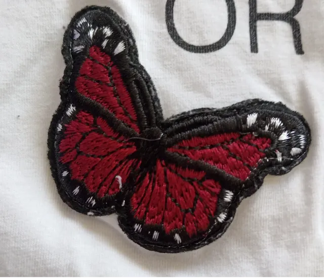 Maglietta bianca con toppe