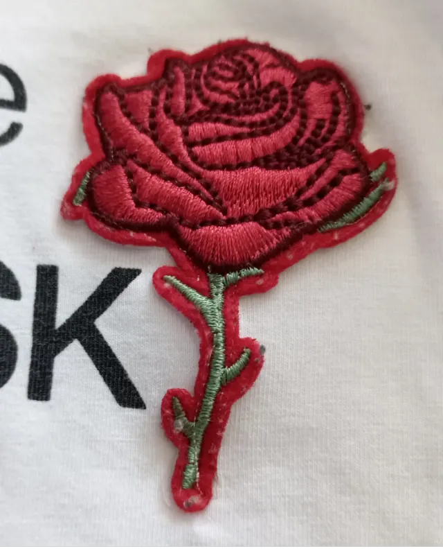 Maglietta bianca con toppe