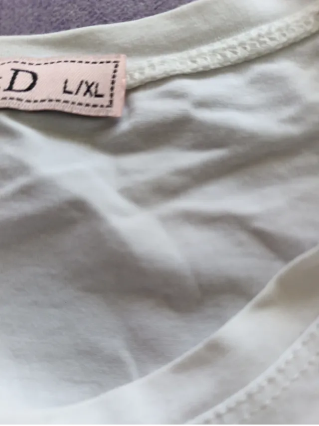 Maglietta bianca con toppe