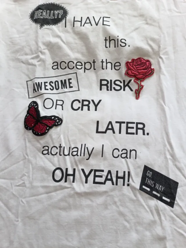 Maglietta bianca con toppe