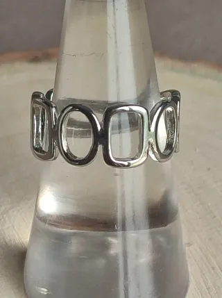 Anillo de plata con diseño geométrico