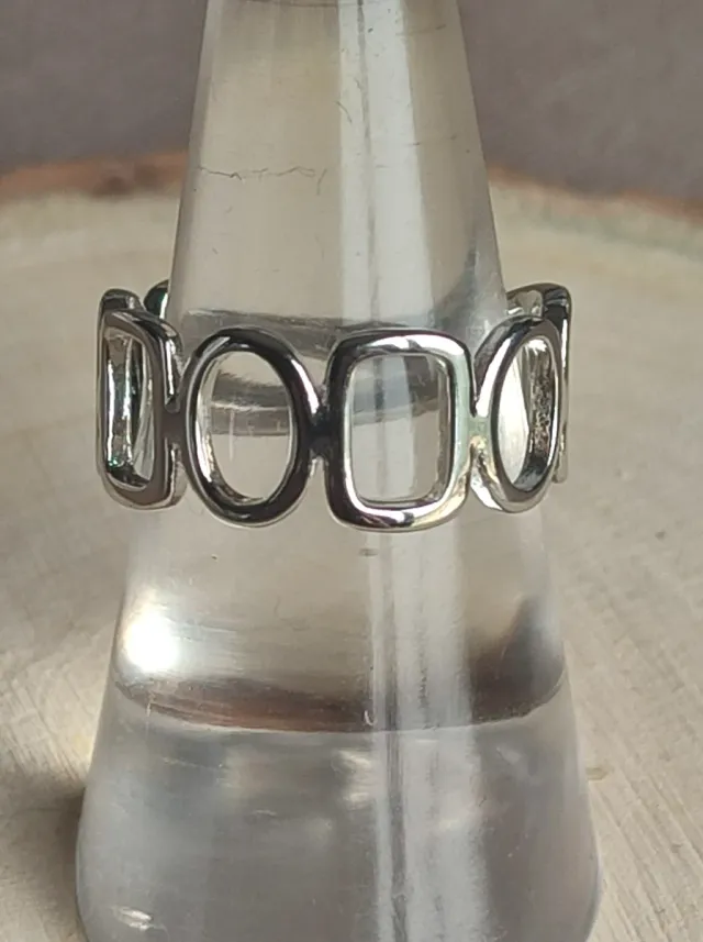 Anillo de plata con diseño geométrico