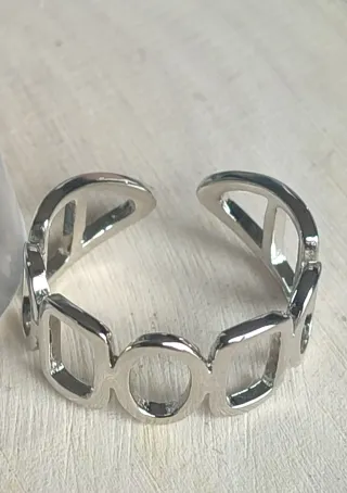 Anillo de plata con diseño geométrico