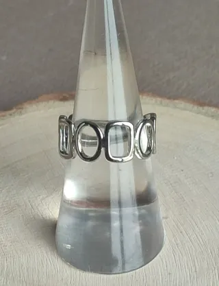 Anillo de plata con diseño geométrico