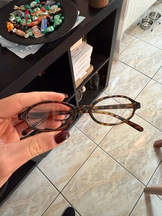 Occhiali ovali maculati marrone