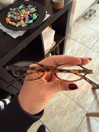 Occhiali ovali maculati marrone