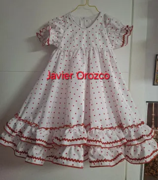 Traje de flamenca niña blanco lunares rojos.