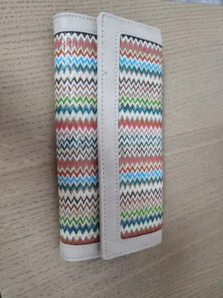 Cartera de mujer con diseño zig-zag