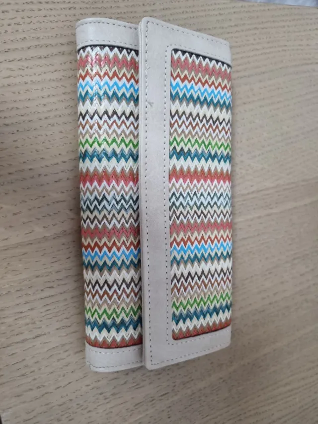 Cartera de mujer con diseño zig-zag