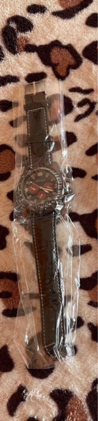 Reloj de hombre negro y rojo