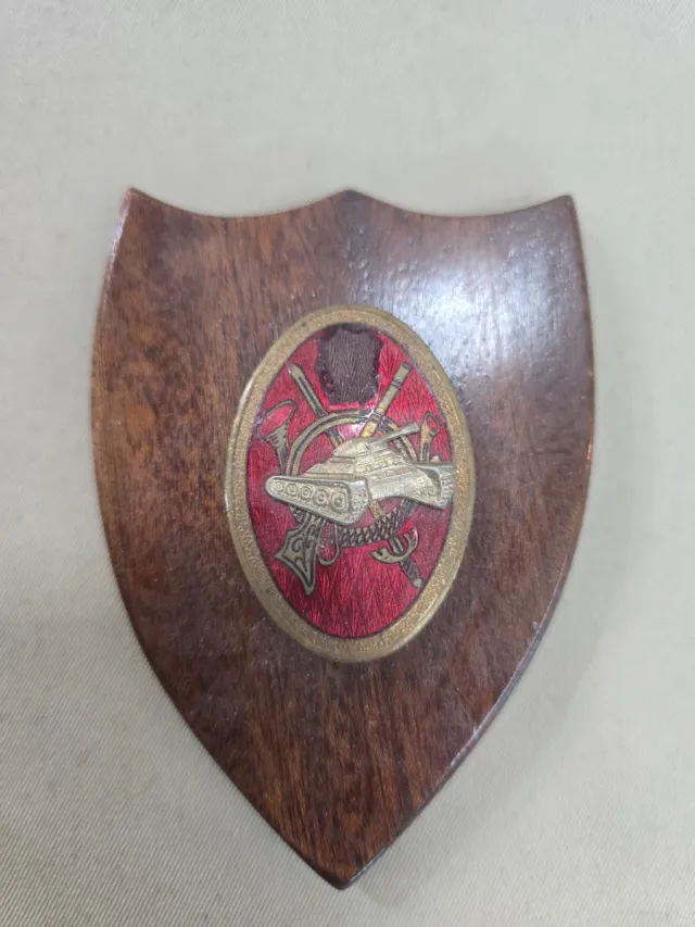 Escudo madera militar antiguo