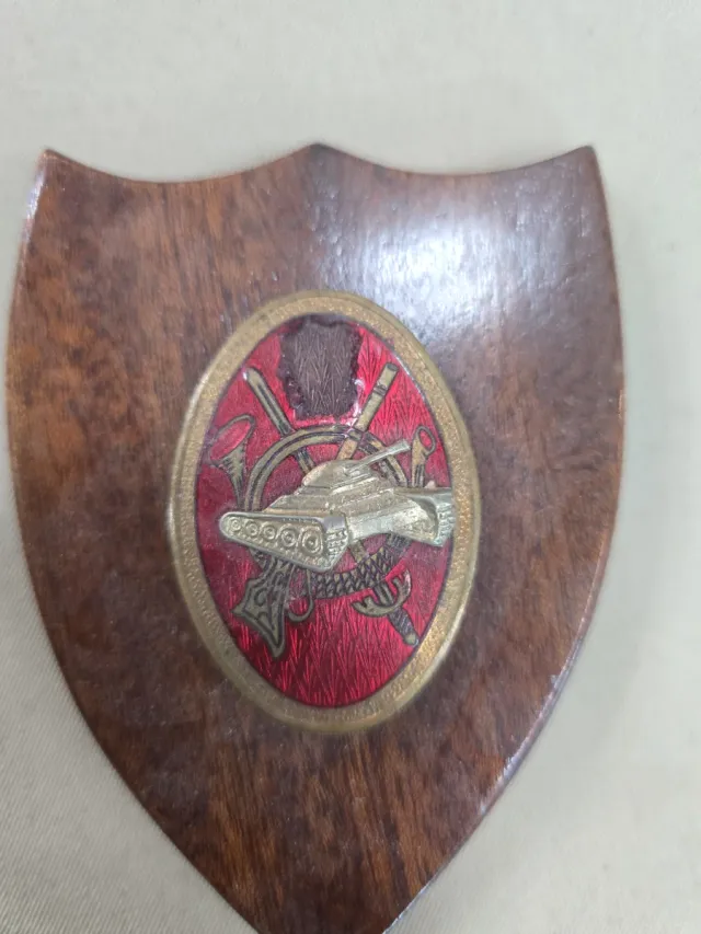 Escudo madera militar antiguo