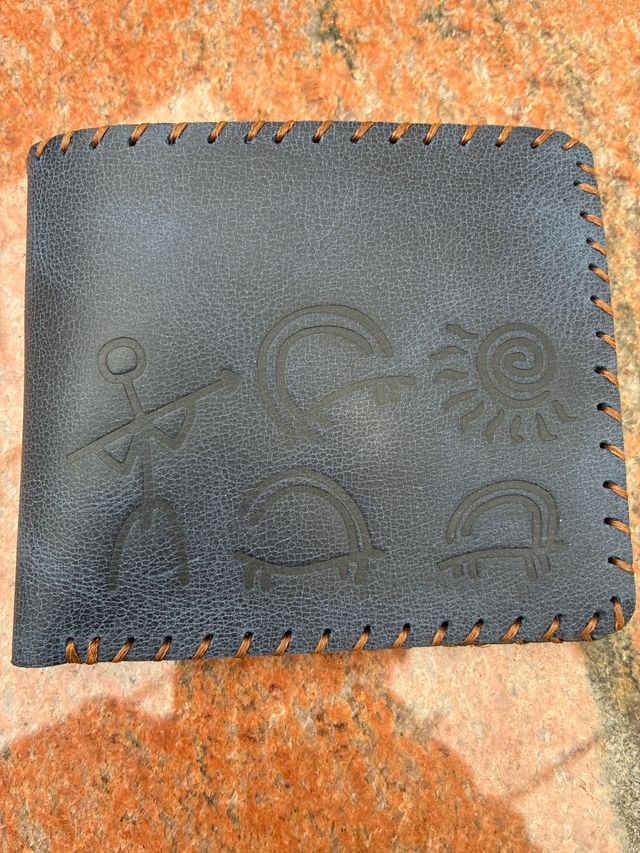 Cartera de piel con diseño tribal
