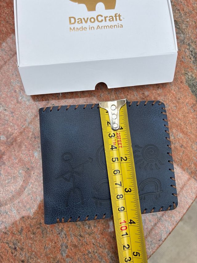 Cartera de piel con diseño tribal