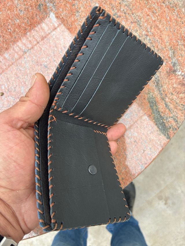 Cartera de piel con diseño tribal