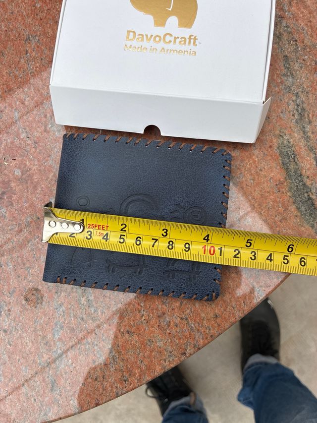 Cartera de piel con diseño tribal