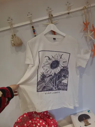 Camiseta blanca con estampado de girasol