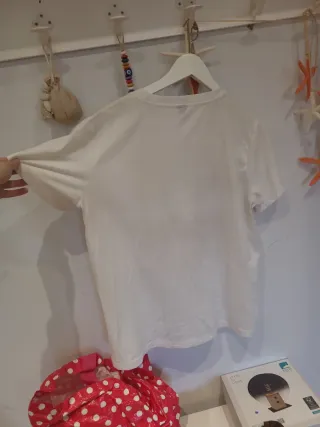 Camiseta blanca con estampado de girasol