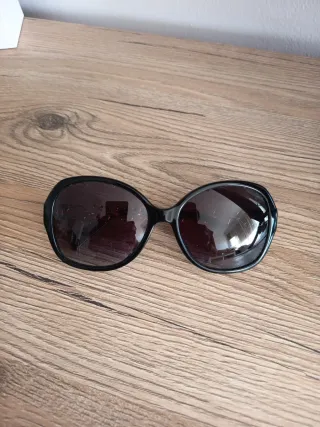 Gafas de sol Tous negras con detalles dorados