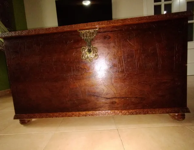 Baúl de madera con detalles dorados y ruedas