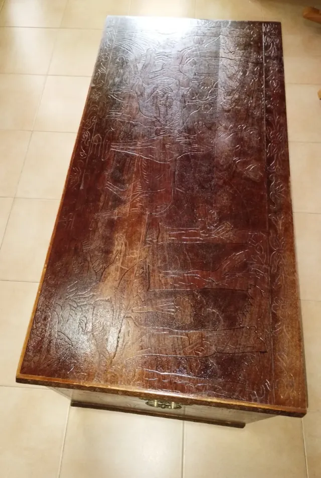 Baúl de madera con detalles dorados y ruedas