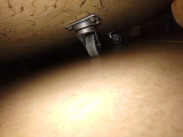 Baúl de madera con detalles dorados y ruedas