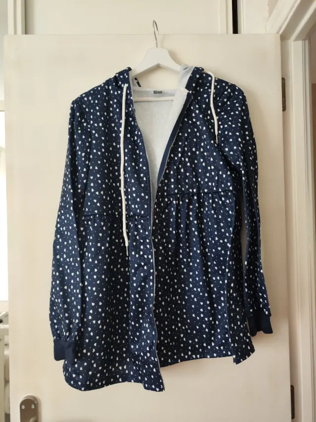 Chaqueta premamá azul con lunares blancos