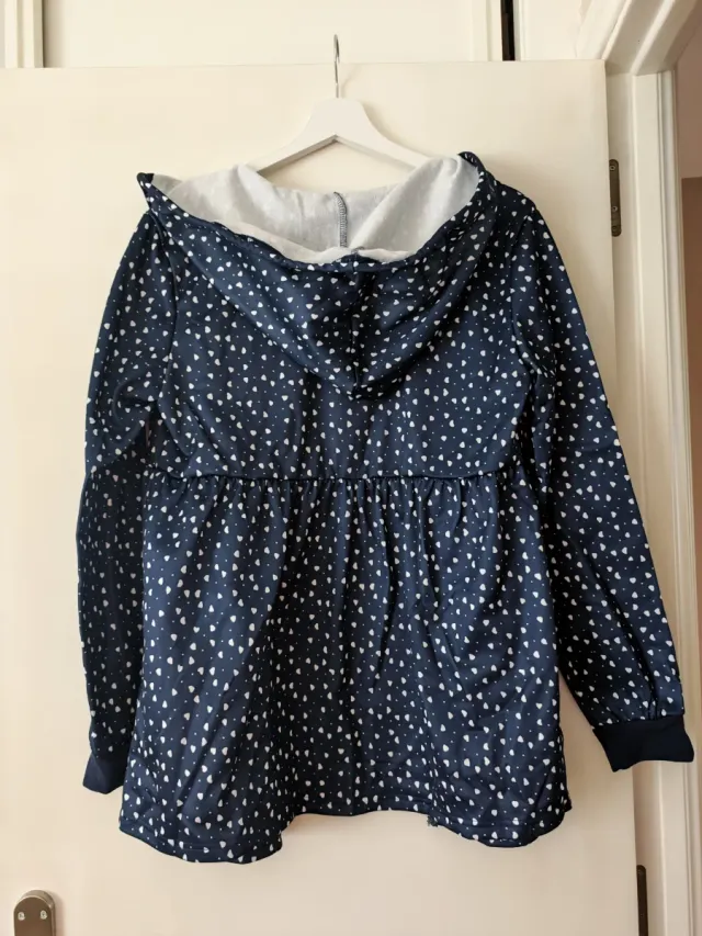 Chaqueta premamá azul con lunares blancos