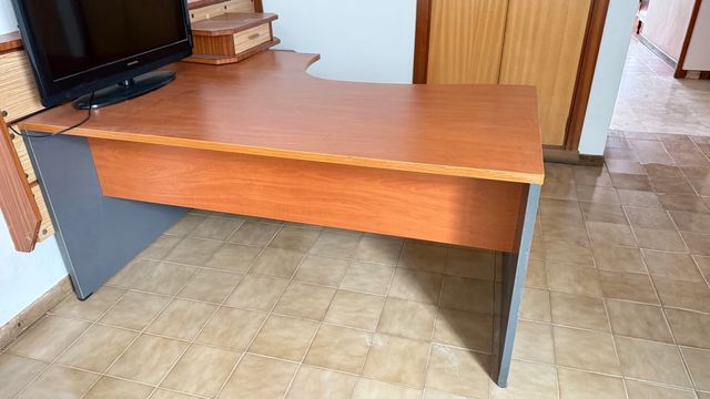 Tavolo da ufficio L in legno resistente